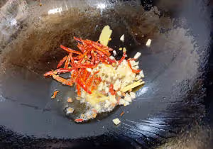 沒有一節藕能活著走出湖北——湖北名菜麻辣鮮香的【干煸藕絲】【家常菜系列10】
