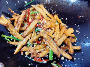 沒有一節藕能活著走出湖北——湖北名菜麻辣鮮香的【干煸藕絲】【家常菜系列10】