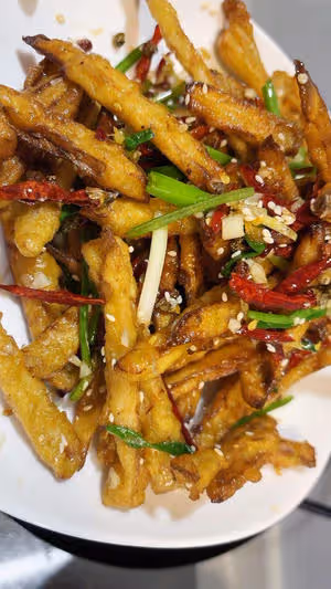 沒有一節藕能活著走出湖北——湖北名菜麻辣鮮香的【干煸藕絲】【家常菜系列10】
