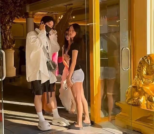 香港知名女星全家出遊,女兒繼承豐滿身材,帥氣老公被誤認是兒子