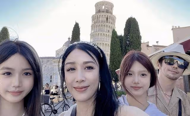 香港知名女星全家出遊,女兒繼承豐滿身材,帥氣老公被誤認是兒子