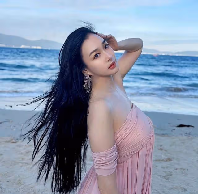 香港知名女星全家出遊,女兒繼承豐滿身材,帥氣老公被誤認是兒子