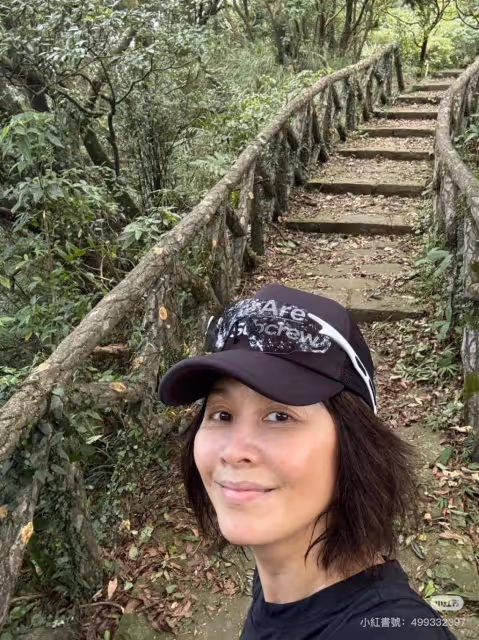 59歲劉嘉玲素顏爬山,卻被「拋棄」? 梁朝偉:我只是走得快了點!