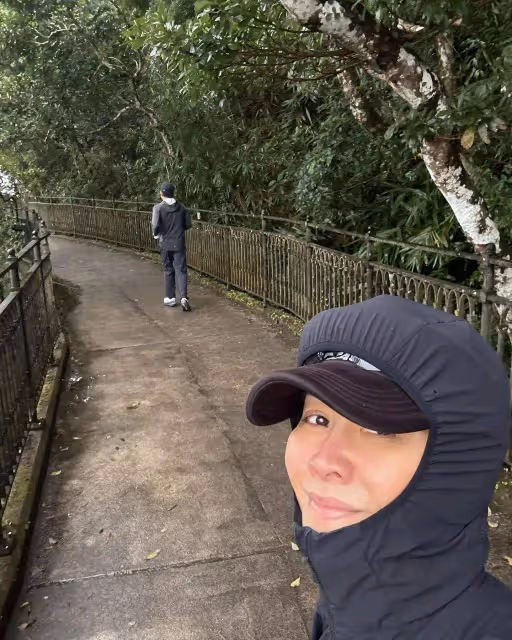 59歲劉嘉玲素顏爬山,卻被「拋棄」? 梁朝偉:我只是走得快了點!
