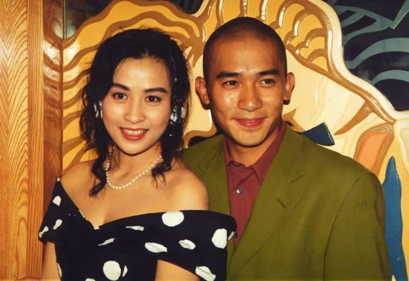 59歲劉嘉玲素顏爬山,卻被「拋棄」? 梁朝偉:我只是走得快了點!