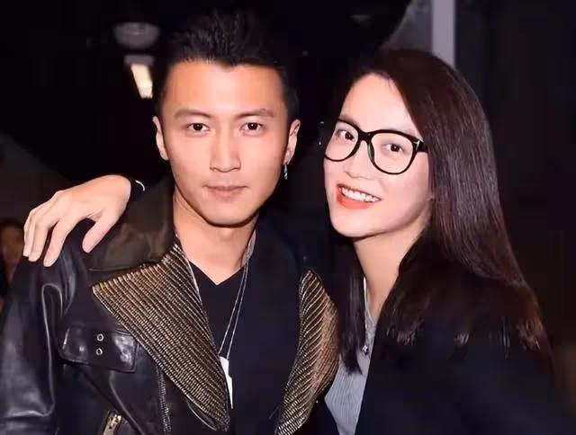 「最美經紀人」霍汶希豪宅曝光,旗下藝人相約團拜,關智斌成團寵