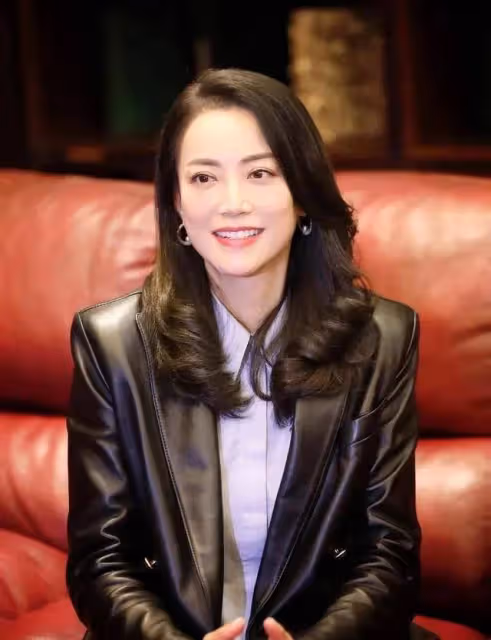 「最美經紀人」霍汶希豪宅曝光,旗下藝人相約團拜,關智斌成團寵