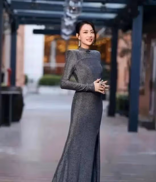 「最美經紀人」霍汶希豪宅曝光,旗下藝人相約團拜,關智斌成團寵
