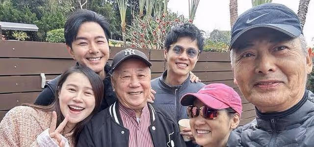 TVB視帝一家返港過新年!78歲仍老當益壯,約圈中好友爬山敘舊
