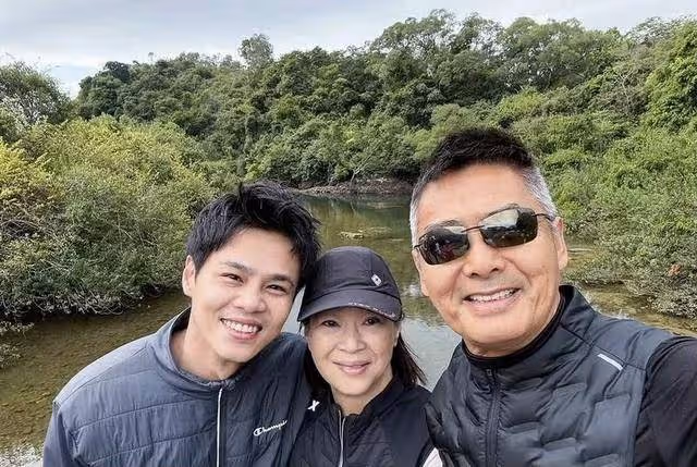 TVB視帝一家返港過新年!78歲仍老當益壯,約圈中好友爬山敘舊