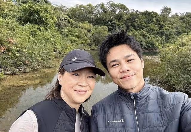 TVB視帝一家返港過新年!78歲仍老當益壯,約圈中好友爬山敘舊