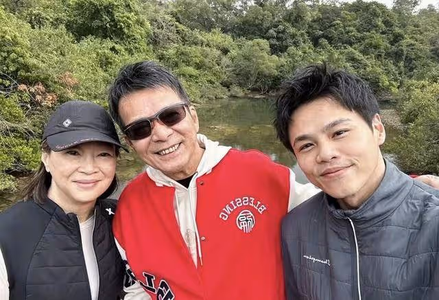 TVB視帝一家返港過新年!78歲仍老當益壯,約圈中好友爬山敘舊