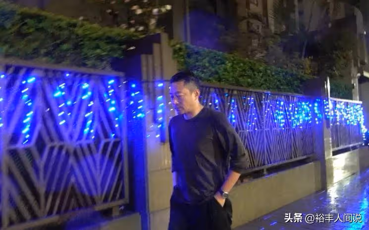 汪小菲太無助!抵台後獨自淋雨30分鐘返回豪宅,神情悲傷不發一言