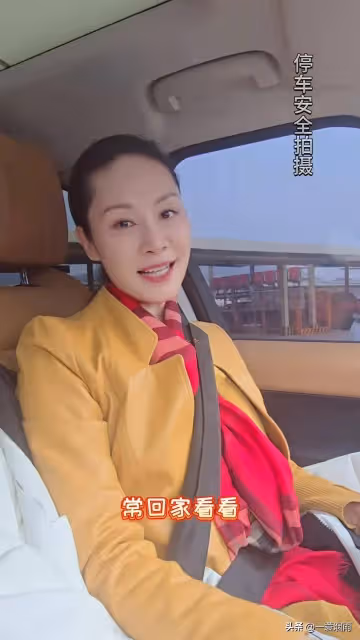 於文華回老家看望恩師,發現衣服破了,老師細心縫補,於文華落淚