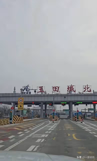 於文華回老家看望恩師,發現衣服破了,老師細心縫補,於文華落淚