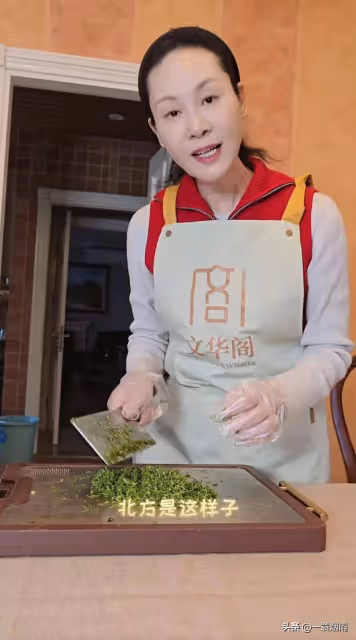 於文華回老家看望恩師,發現衣服破了,老師細心縫補,於文華落淚
