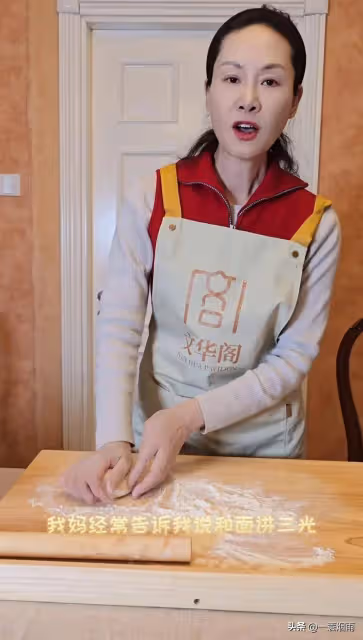 於文華回老家看望恩師,發現衣服破了,老師細心縫補,於文華落淚