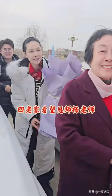 於文華回老家看望恩師,發現衣服破了,老師細心縫補,於文華落淚