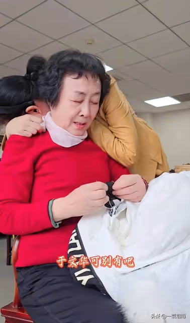 於文華回老家看望恩師,發現衣服破了,老師細心縫補,於文華落淚