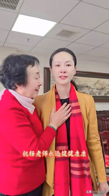 於文華回老家看望恩師,發現衣服破了,老師細心縫補,於文華落淚