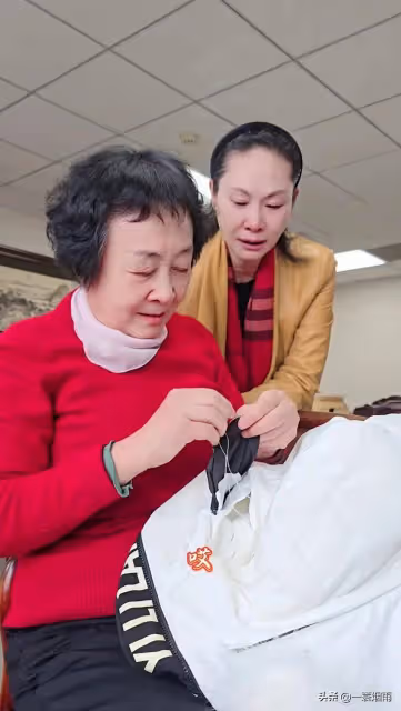 於文華回老家看望恩師,發現衣服破了,老師細心縫補,於文華落淚