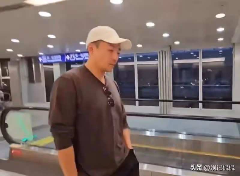 汪小菲戴白帽子抵達台北!眼睛哭腫,小梅靠邊站,張蘭發文太淚目