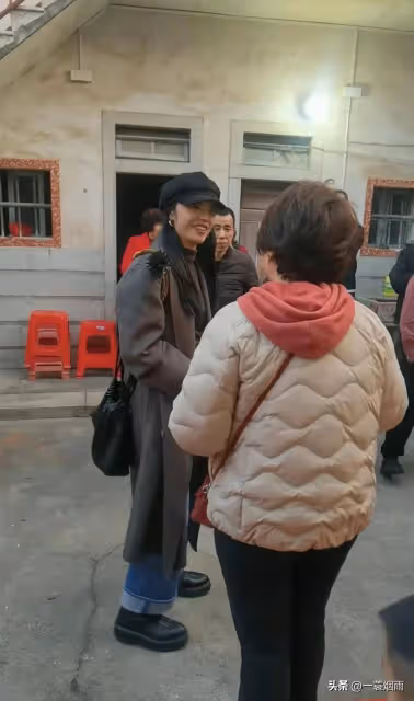 姚晨陪媽媽過年回福建拜祖,和鄉親開心聊天,老公被小孩要簽名了