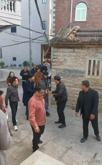 姚晨陪媽媽過年回福建拜祖,和鄉親開心聊天,老公被小孩要簽名了