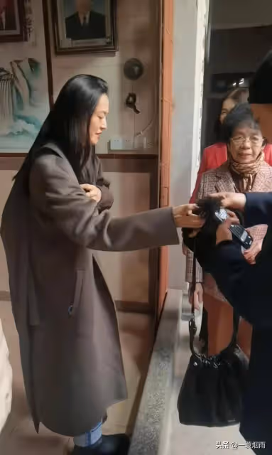 姚晨陪媽媽過年回福建拜祖,和鄉親開心聊天,老公被小孩要簽名了
