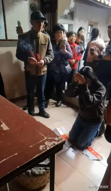 姚晨陪媽媽過年回福建拜祖,和鄉親開心聊天,老公被小孩要簽名了