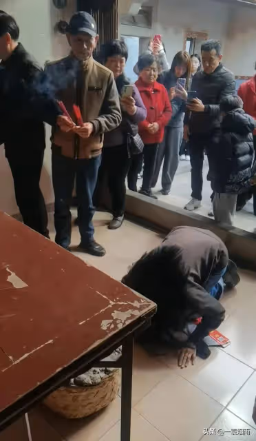 姚晨陪媽媽過年回福建拜祖,和鄉親開心聊天,老公被小孩要簽名了