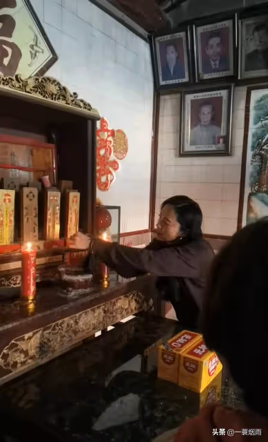 姚晨陪媽媽過年回福建拜祖,和鄉親開心聊天,老公被小孩要簽名了