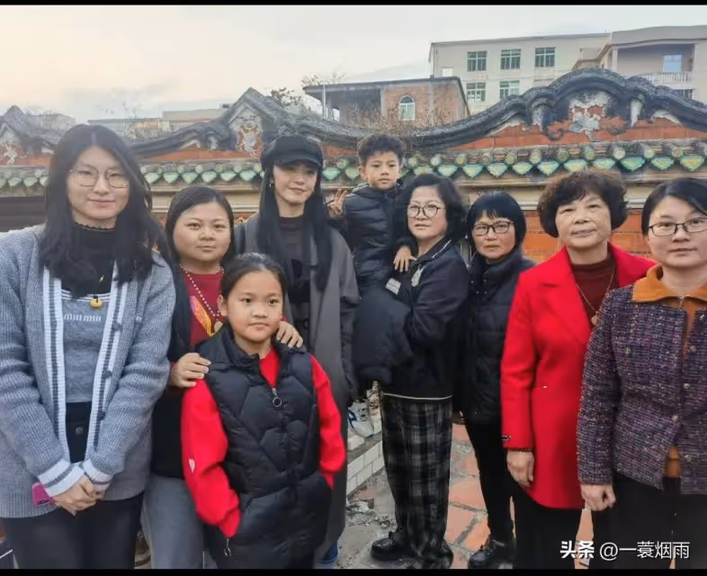 姚晨陪媽媽過年回福建拜祖,和鄉親開心聊天,老公被小孩要簽名了