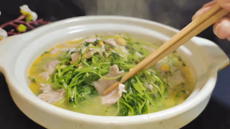 入春後不懂吃這菜就虧了,燙一燙就上桌,清腸刮油、滿口鮮嫩好味道,上桌就被吃個精光