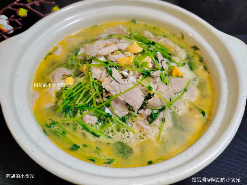 入春後不懂吃這菜就虧了,燙一燙就上桌,清腸刮油、滿口鮮嫩好味道,上桌就被吃個精光
