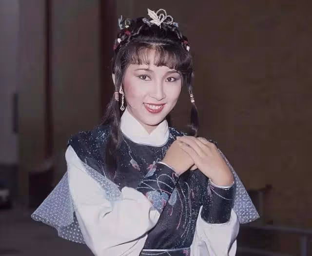 吃瓜!香港男星曝某女星同時交往六位富豪,網友扒出疑TVB老戲骨