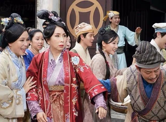 吃瓜!香港男星曝某女星同時交往六位富豪,網友扒出疑TVB老戲骨