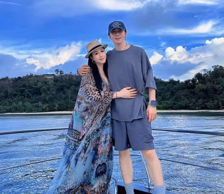 鍾麗緹54歲風韻猶存!一家五口泰國度假,老公被認成兒子引熱議!