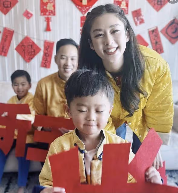 TVB前花旦新年曬一家四口合照!40歲仍少女味十足,去年宣布復出