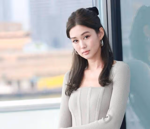 TVB前花旦新年曬一家四口合照!40歲仍少女味十足,去年宣布復出