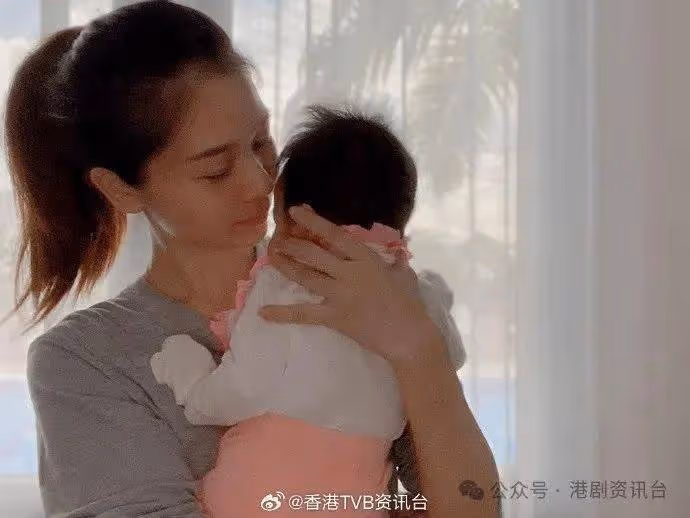 前TVB女星突然宣布三仔出世!老公與兩女從未曝光極低調