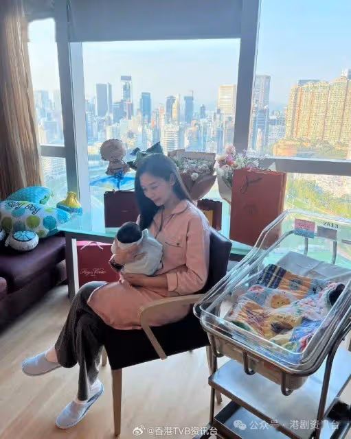 前TVB女星突然宣布三仔出世!老公與兩女從未曝光極低調