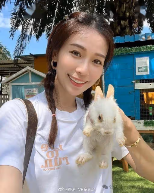 前TVB女星突然宣布三仔出世!老公與兩女從未曝光極低調