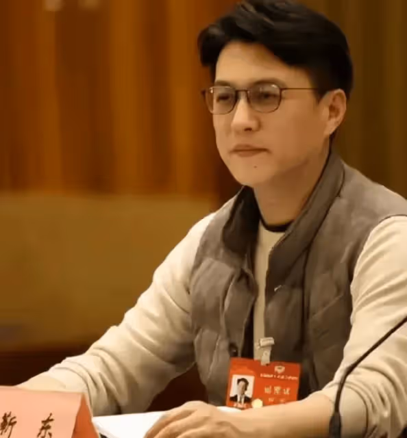 靳東老婆真是漂亮,大方曬白髮照毫無年齡焦慮,他們太有夫妻相了!