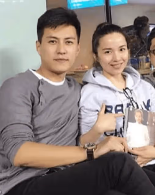 靳東老婆真是漂亮,大方曬白髮照毫無年齡焦慮,他們太有夫妻相了!