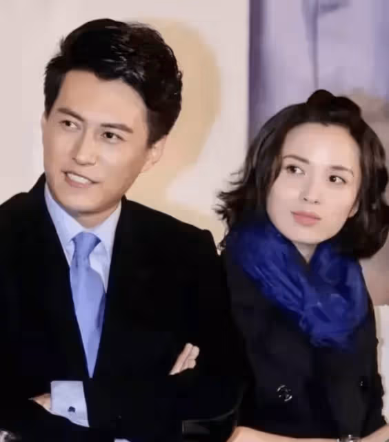 靳東老婆真是漂亮,大方曬白髮照毫無年齡焦慮,他們太有夫妻相了!