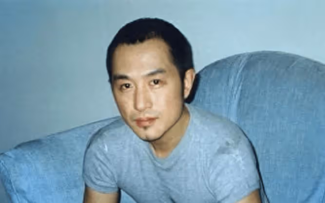 他34歲離奇去世,一生只愛過章子怡!如今妹妹定居美國,父母的堅持令人淚目