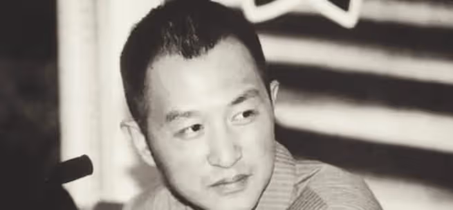 他34歲離奇去世,一生只愛過章子怡!如今妹妹定居美國,父母的堅持令人淚目