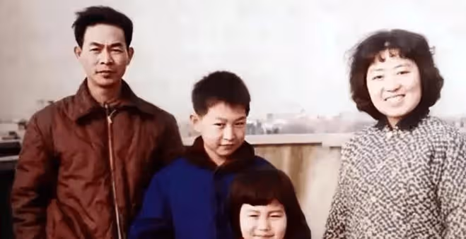 他34歲離奇去世,一生只愛過章子怡!如今妹妹定居美國,父母的堅持令人淚目