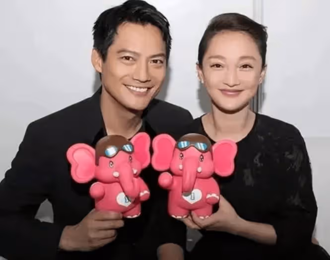 與周迅離婚後,他轉身找新歡,如今跟東南亞富婆戀愛,感覺面相都變了